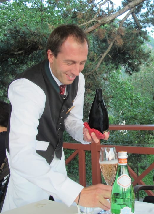 Thomas serviert charmant gesäbelten Champagner Hotel Castel Fragsburg