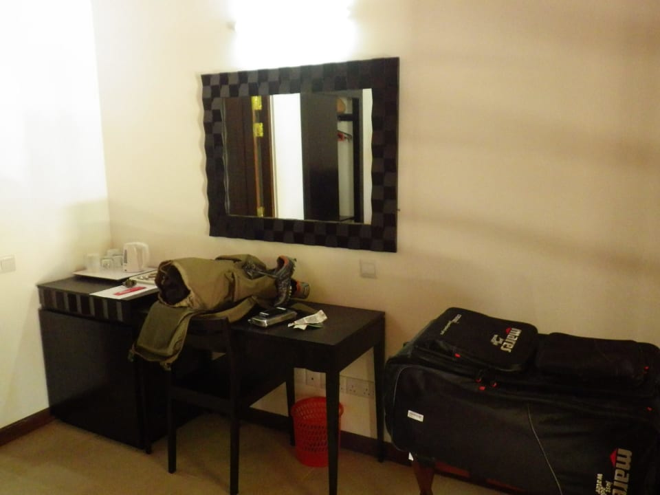 Schreibtisch, Minibar Embudu Village