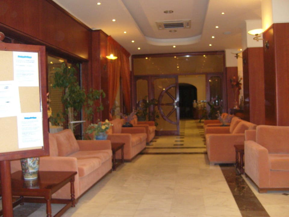 Sitzgruppe vor Restaurant Vantaris Luxury Beach Resort