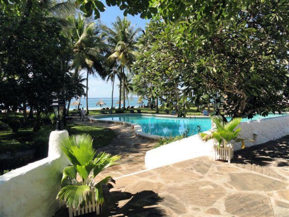 Blick vom hinteren bereich in Richtung Pool Hotel Diani Sea Lodge
