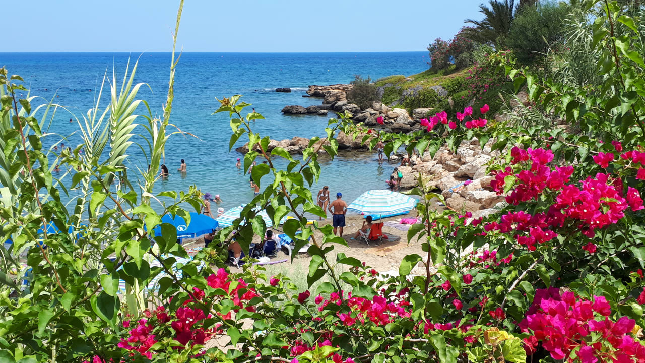 Strand Crystal Springs Beach Hotel