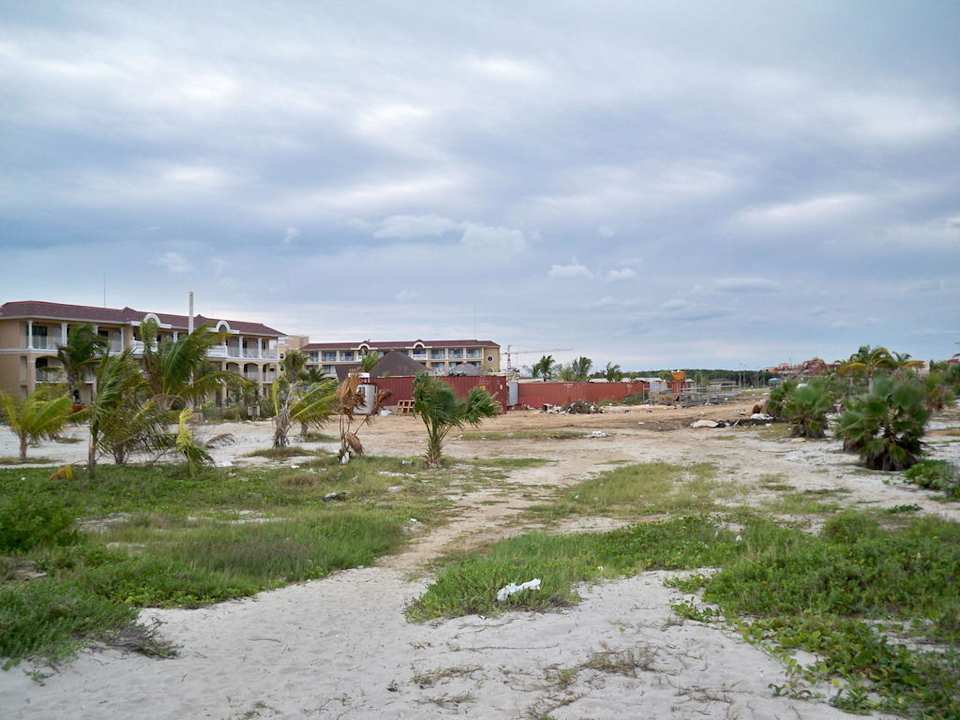 Noch immer Baucontainer am Westrand bei Haus 20 Iberostar Origin Laguna Azul