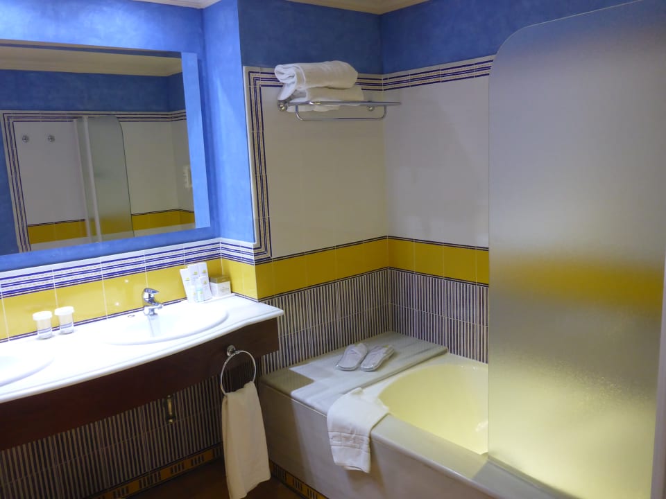 Großes Bad mit extra Wanne TUI BLUE Isla Cristina Palace