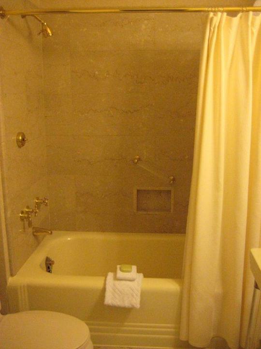 Blick ins Badezimmer The Waldorf Astoria New York