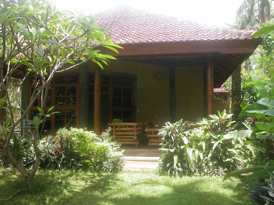 Blick von den Liegestühlen Richtung Cottage Saraswati Holiday House