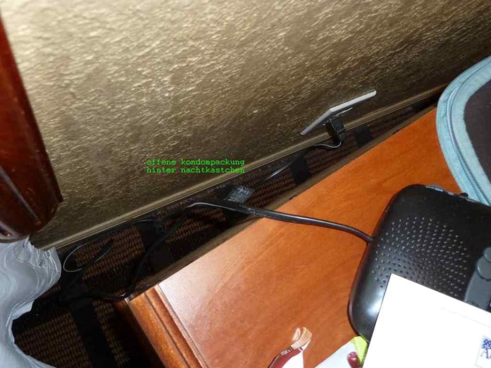 Offene Kondompackung hinter dem Nachtkästchen Hotel American Inn Downey