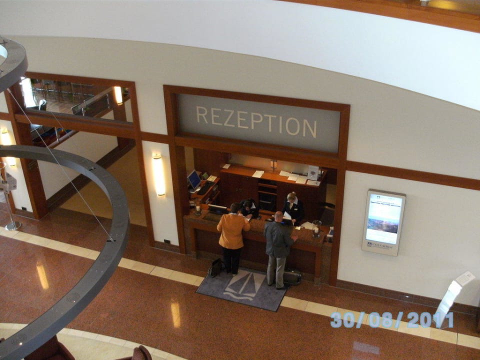 Rezeption aus dem 1.Stock ATLANTIC Hotel Wilhelmshaven