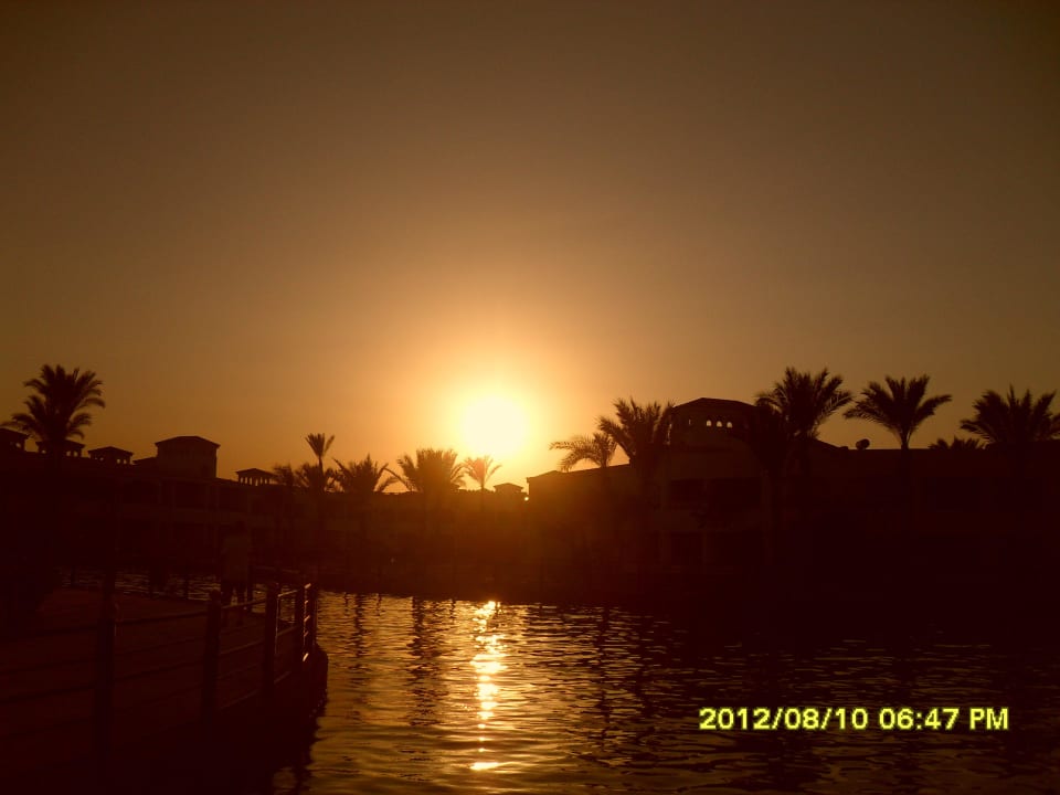 Vom Strand Richtung Lobby Pickalbatros Dana Beach Resort - Hurghada