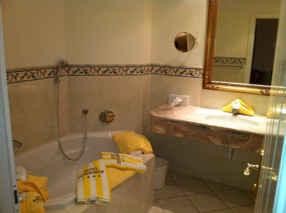 Badezimmer mit Badewanne Wohlfühlresort Peternhof