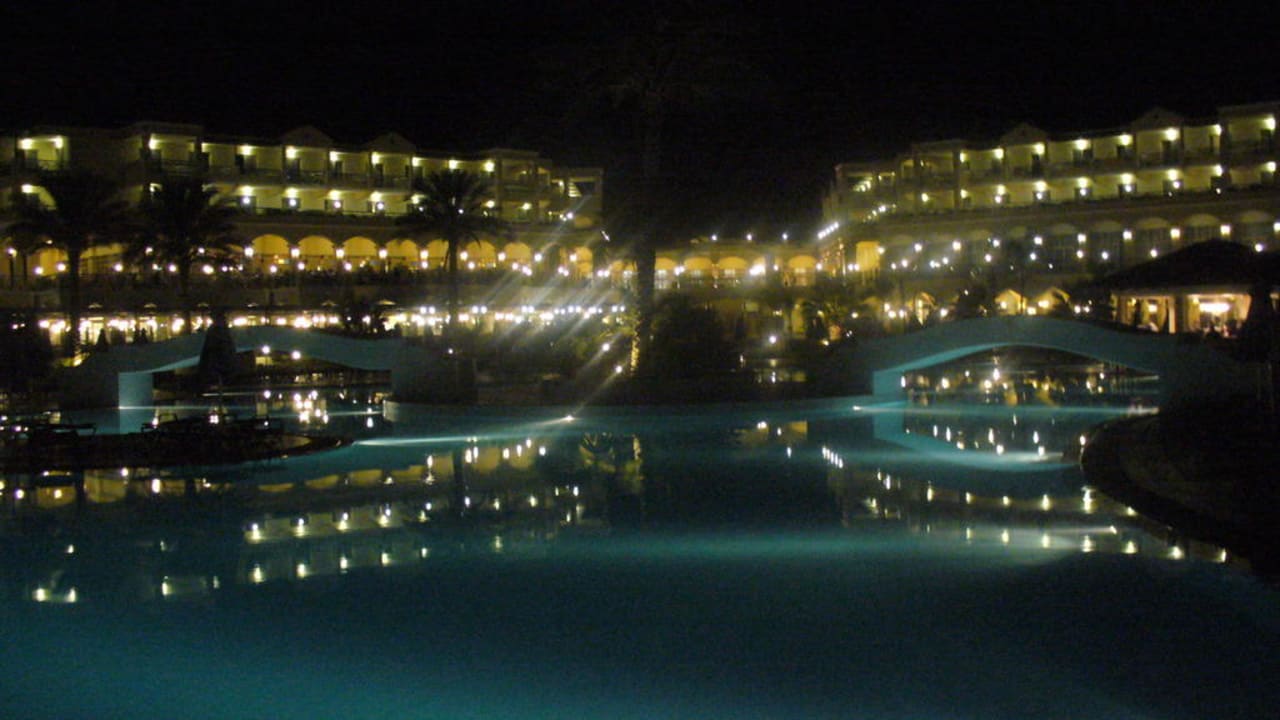 Hotelanlage am Abend Lindos Princess Beach Resort & Spa