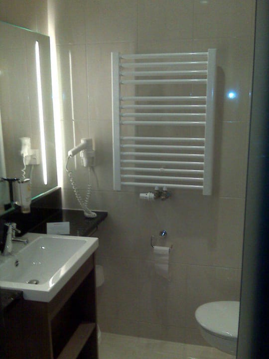 Sehr modernes Badezimmer IntercityHotel Hannover