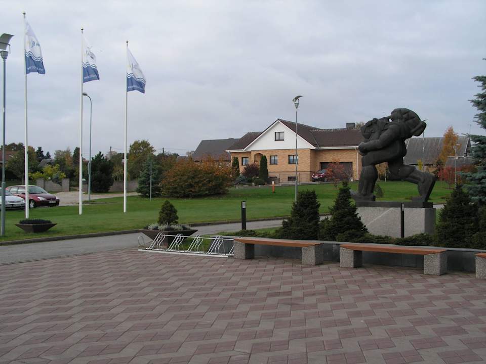 Скамейки у главного входа Hotel Toila Spa