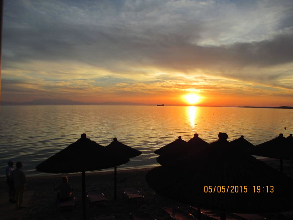 Sonnenuntergang am Strand Hotel Portes Beach
