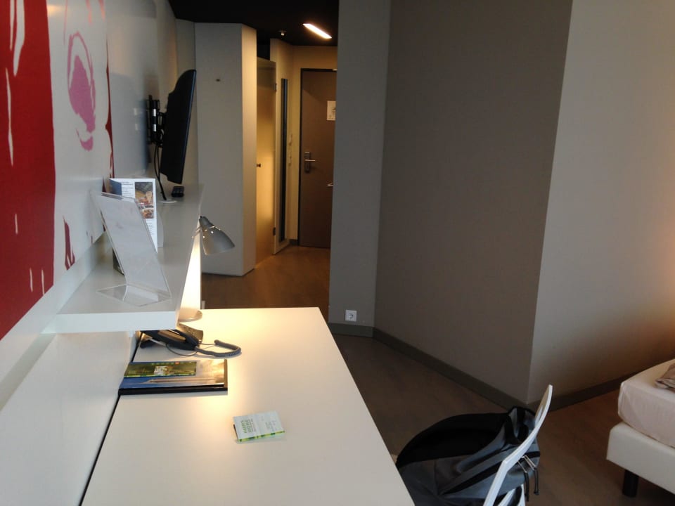 Zimmereingang und Tisch harry's home Wien Millennium Tower