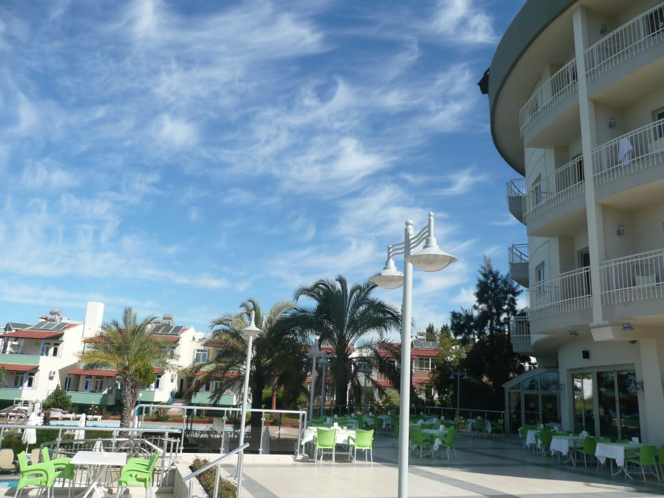 Terrasse mit interessantem Himmel Side Sun Hotel