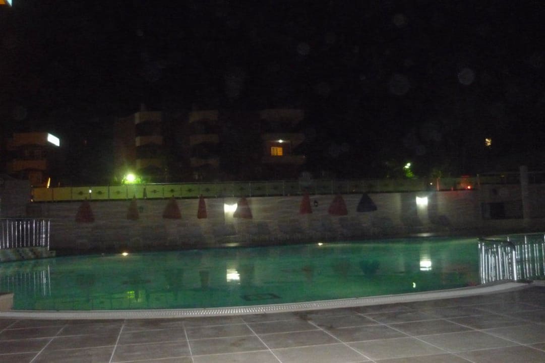 Blick auf einen der beiden Pools bei Nacht Club Hotel Mirabell