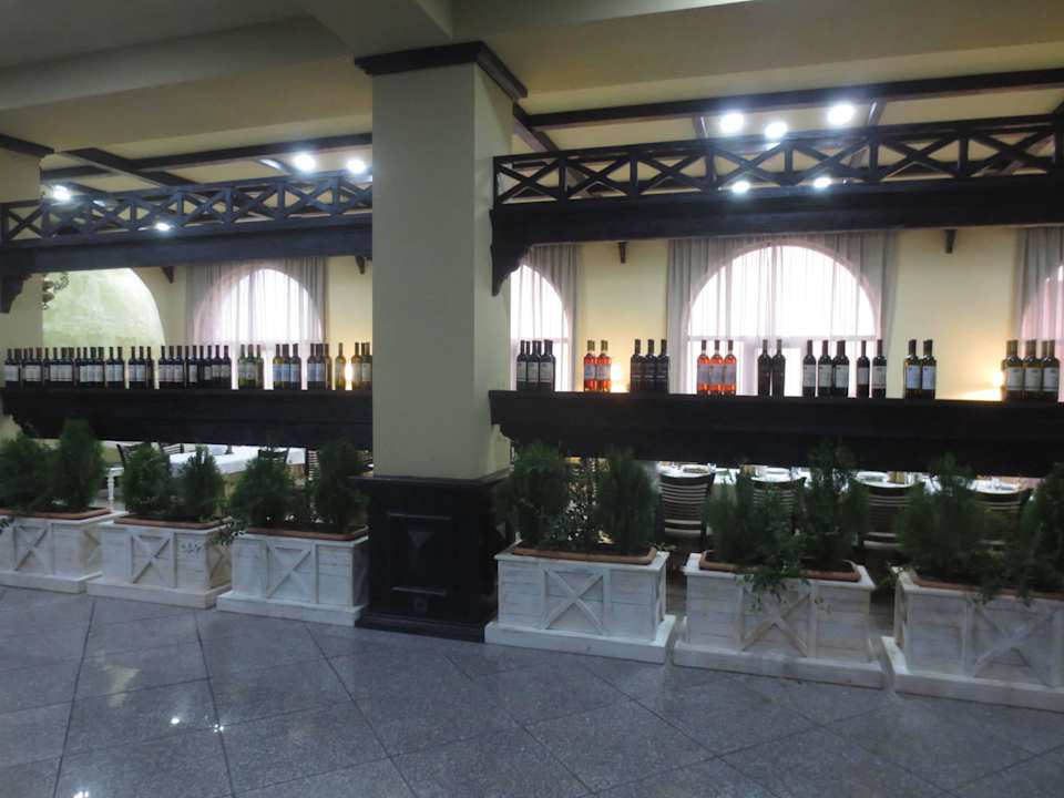 Lobbybereich, dahinter Restaurant Hotel Chateau Kvareli