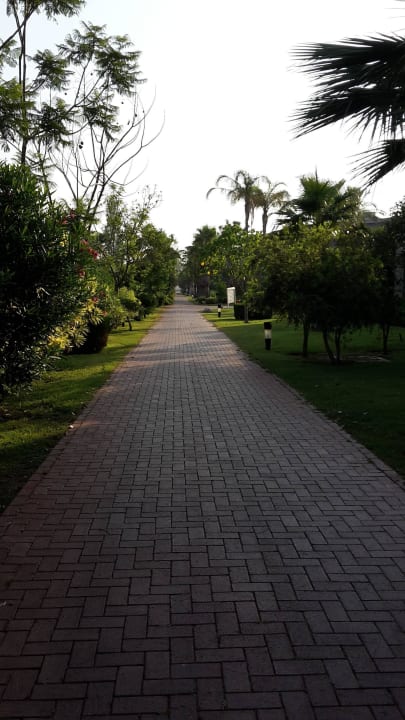 Weg vom Pool zu den Nebengebäuden Sunis Elita Beach Resort & Spa