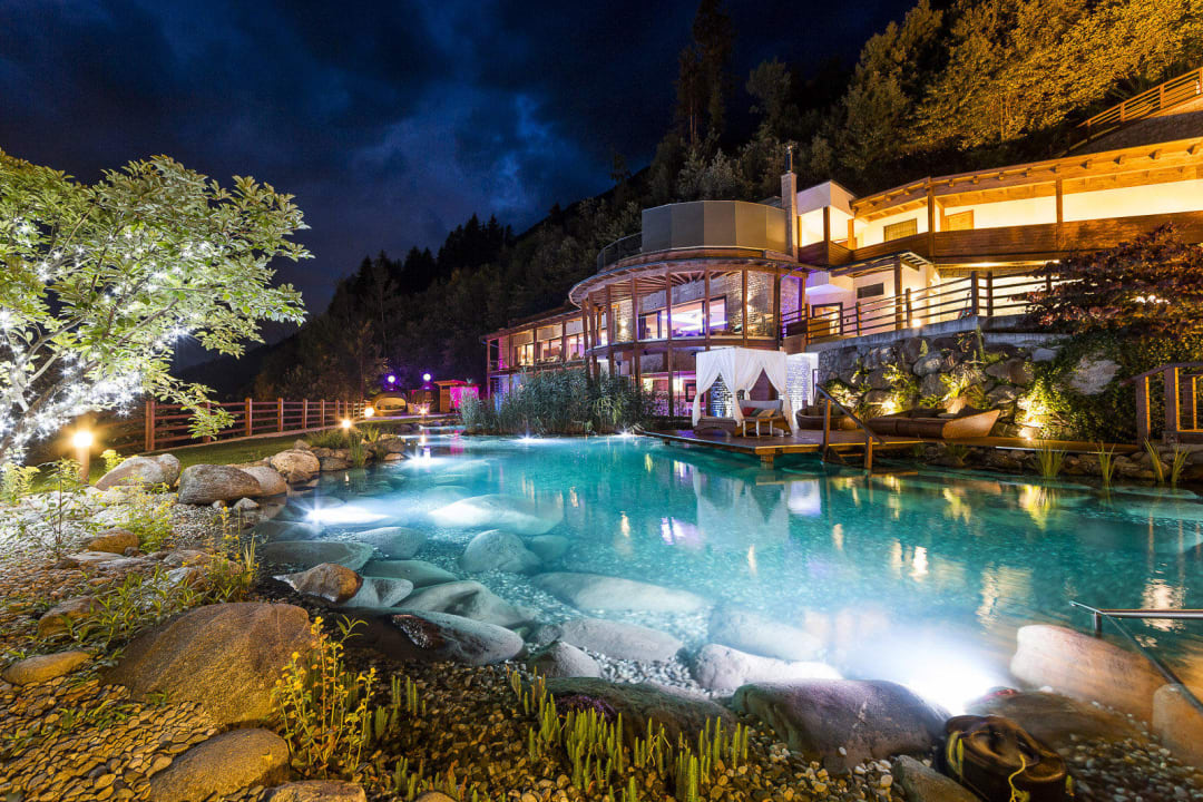 Hot-Whirlpool im Schwimmteich Quellenhof Luxury Resort Passeier