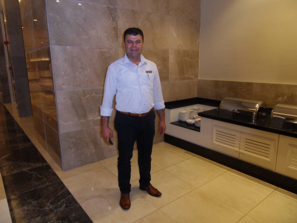 Herr Özer - F&B Manager Well Palace Side