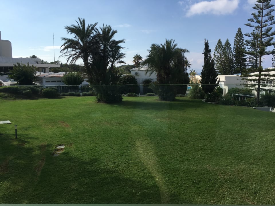 Blick vom Zimmernbalkon auf den Garten ROBINSON KYLLINI BEACH