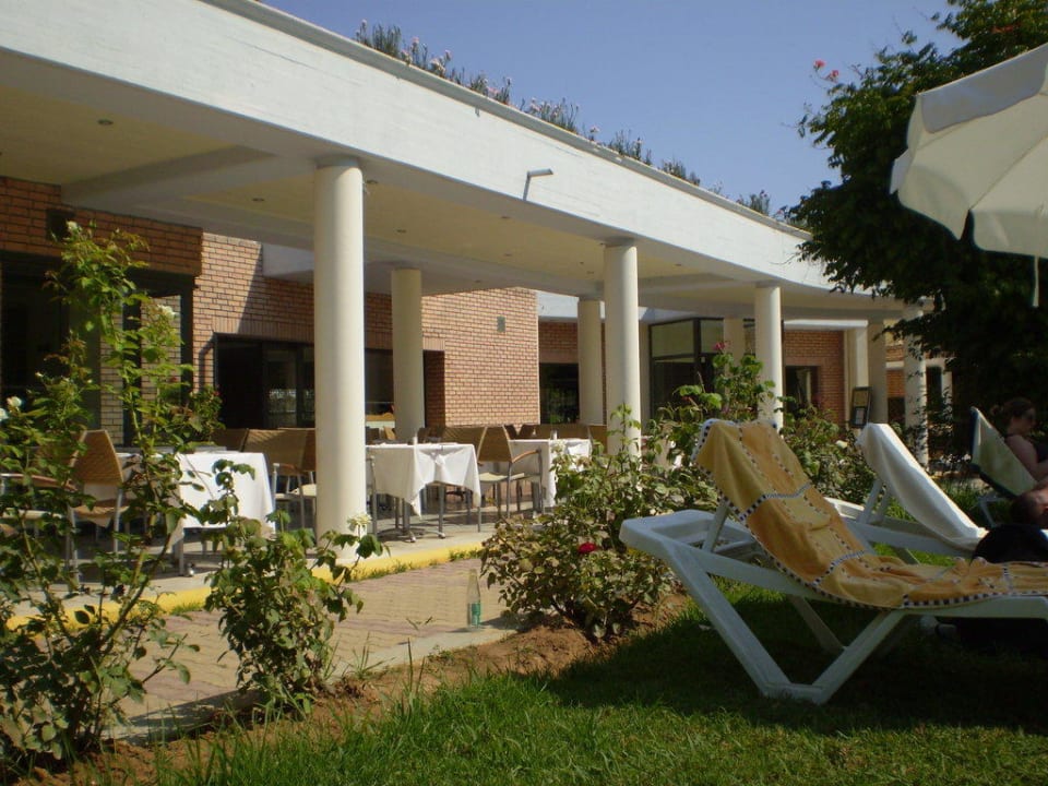 Blick vom Pool auf das Restaurant Sentido Apollo Palace