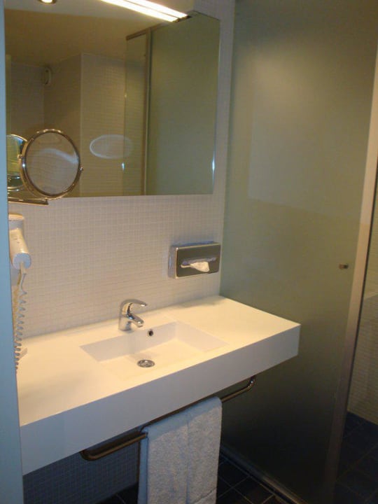 Badezimmer Standard Doppelzimmer Van der Valk Hotel Rotterdam Blijdorp