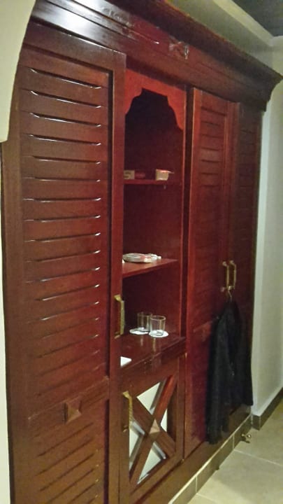 Grosser Schrank mit safe und Kühlschrank  Pickalbatros Palace Resort