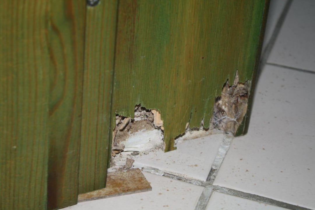 Löcher im Türrahmen Park Hotel Porto Istana