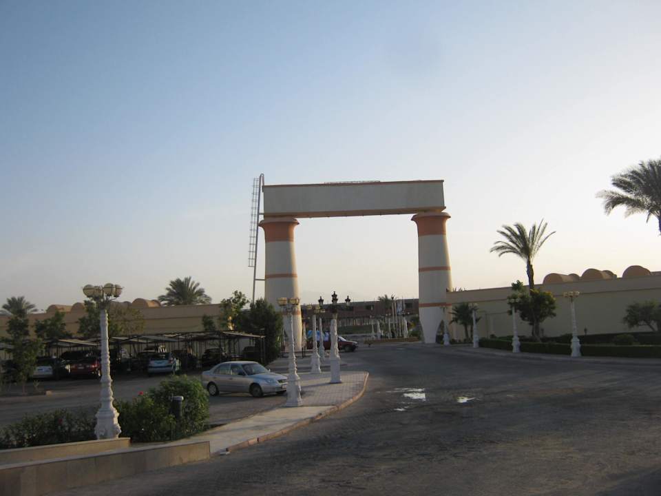 Wjazd od strony ulicy Titanic Beach Spa & Aqua Park