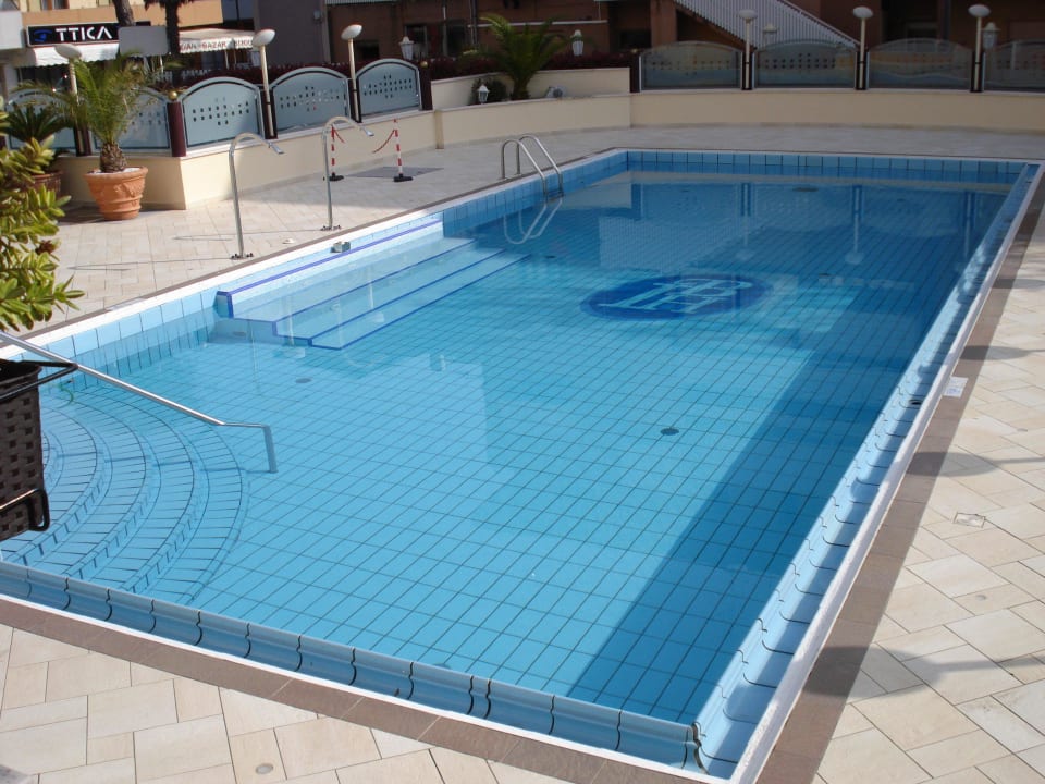 14 x 6 meter Hotel International Beach