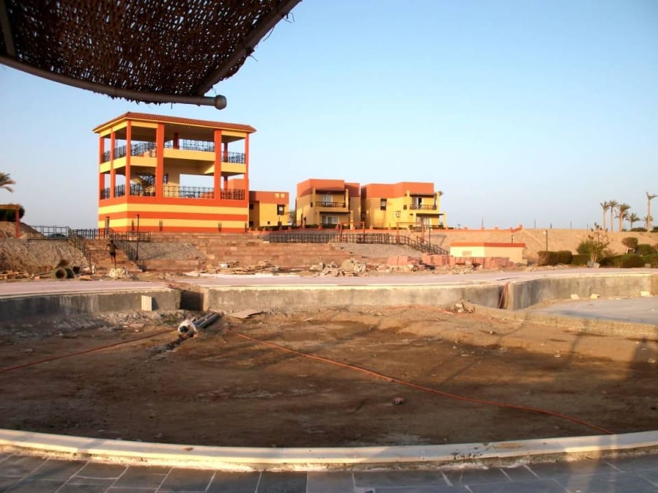 Neubau Turm für Rutschen Malikia Resort Abu Dabbab