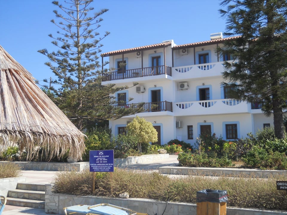 Hotel (zdjęcie zrobione z basenu) Spiros & Soula Apartments