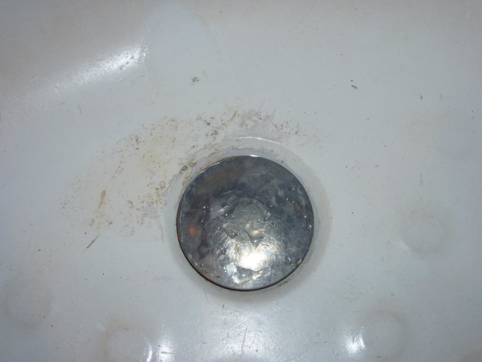 Ekelhafte Badewanne bei Ankunft Grand Makadi