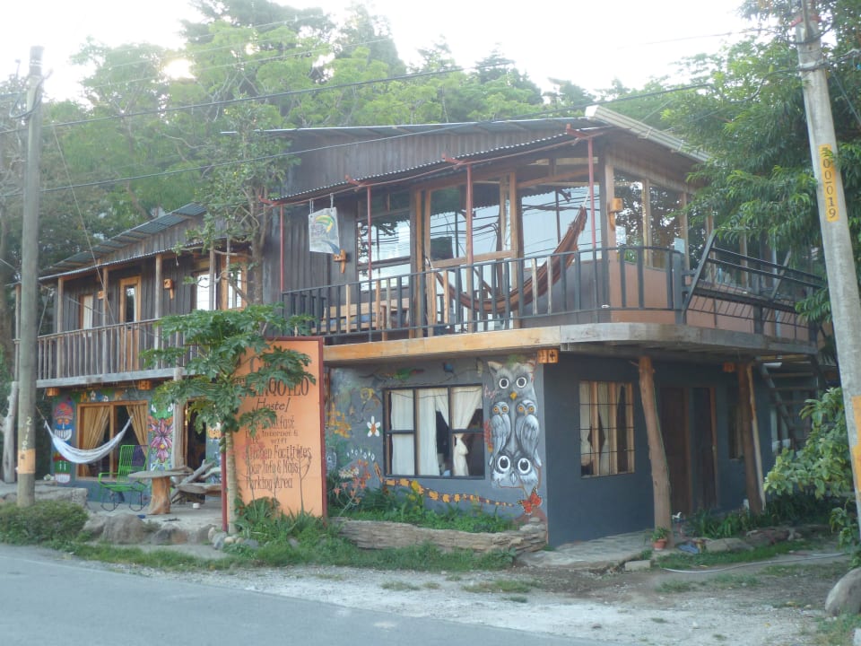 Ansicht von der Straße, abends kaum befahren Casa Tranquillo Hostel