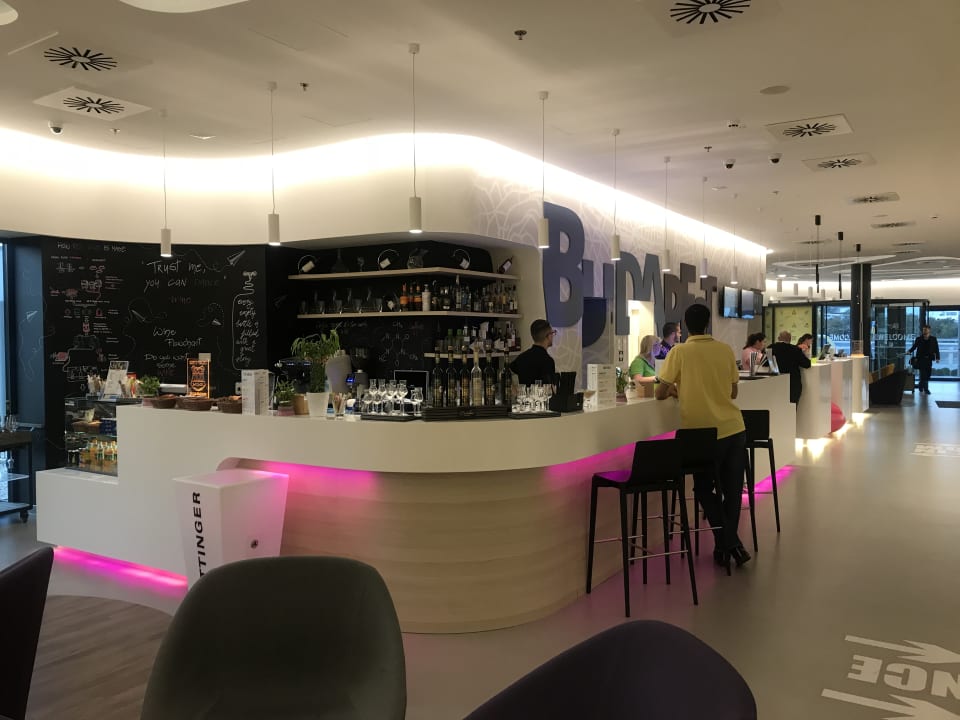 Lobby ibis Styles Budapest Airport