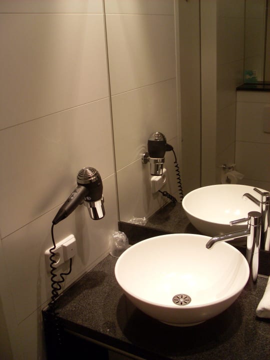 Bad linker Teil Motel One Hamburg Airport