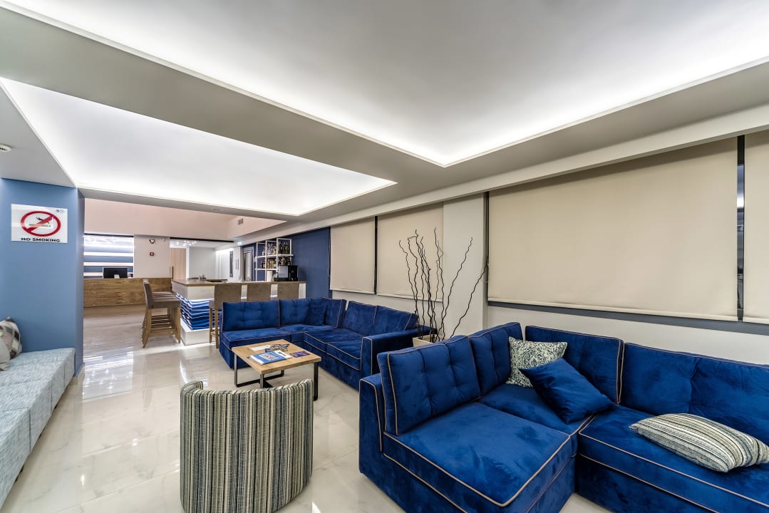 Lobby Pollis Hotel