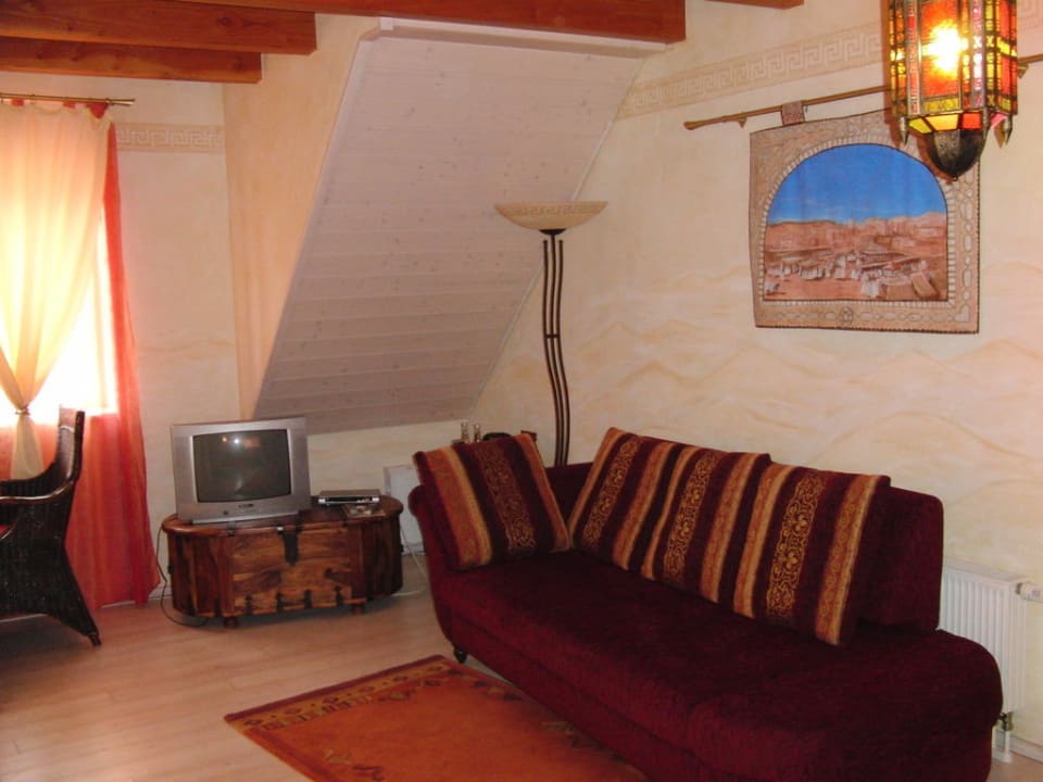 Fernsehecke im Zimmer "Oriental" Cleo's Hotel