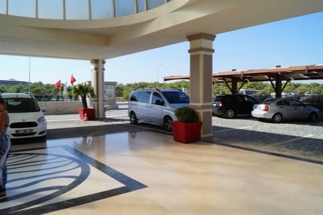 Lobby eingang war mehr ein Parplatz  LRS Port River Hotel & Spa