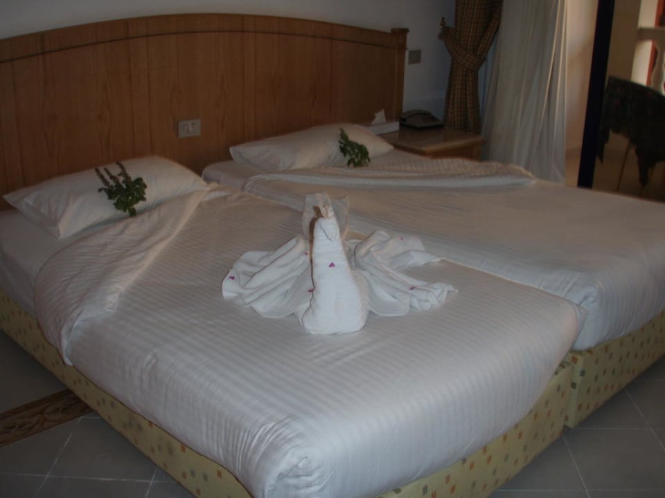 Abschiedsgeschenk vom Zimmerservice Pickalbatros Alf Leila Wa Leila Resort - Neverland Hurghada