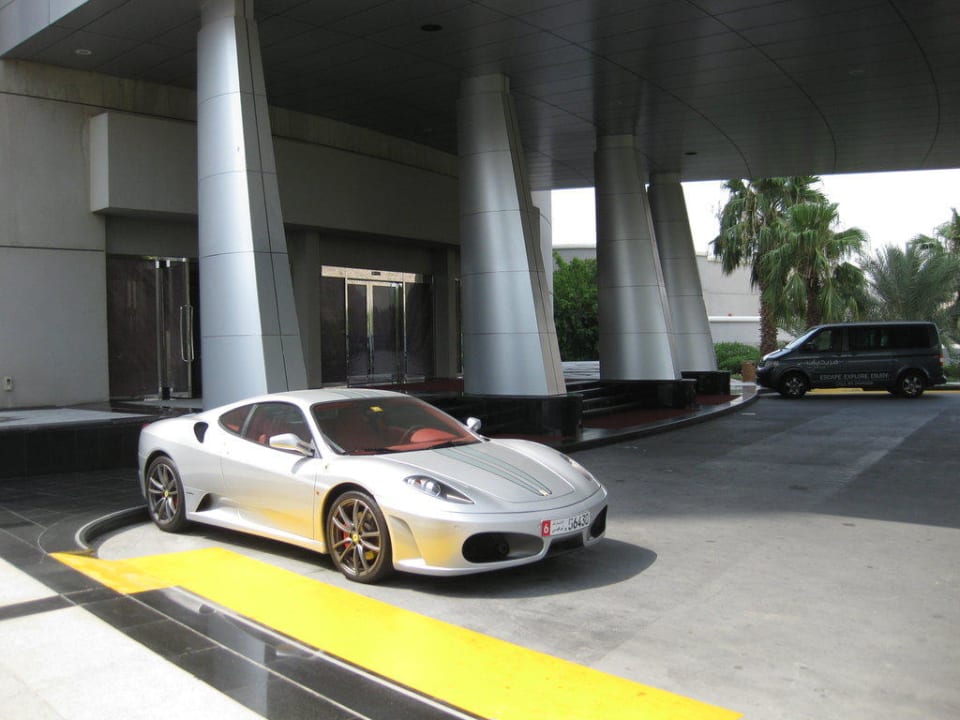 Eingang mit Traumwagen Hotel Le Meridien Al Aqah Beach Resort