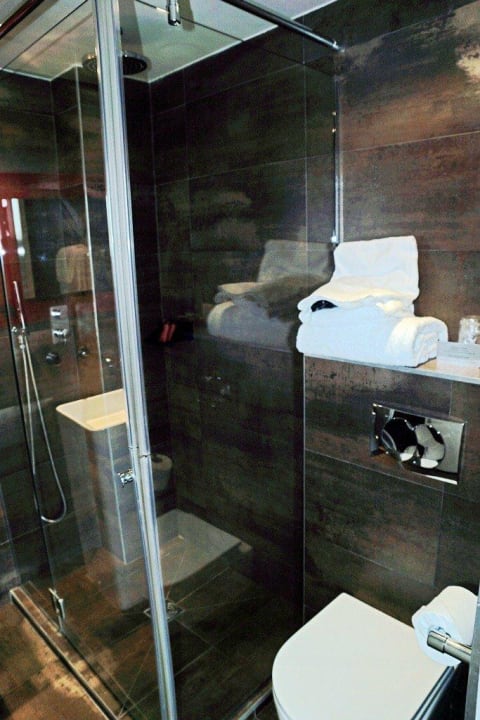 Dusche / WC / Ablage Hotel Le Chat Noir