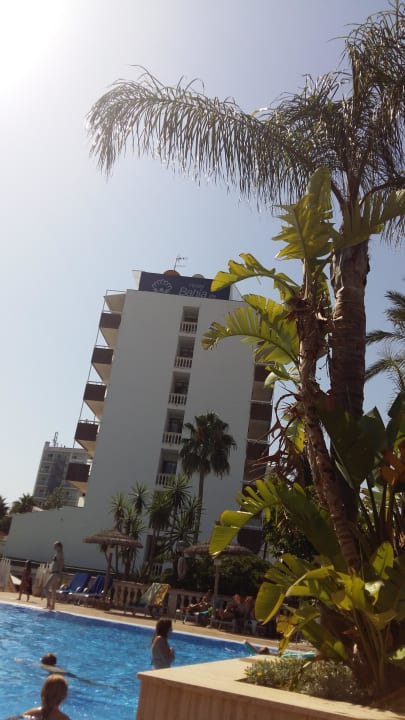 Blick vom Pool aufs Hotel  Bahía de Alcúdia Hotel & Spa