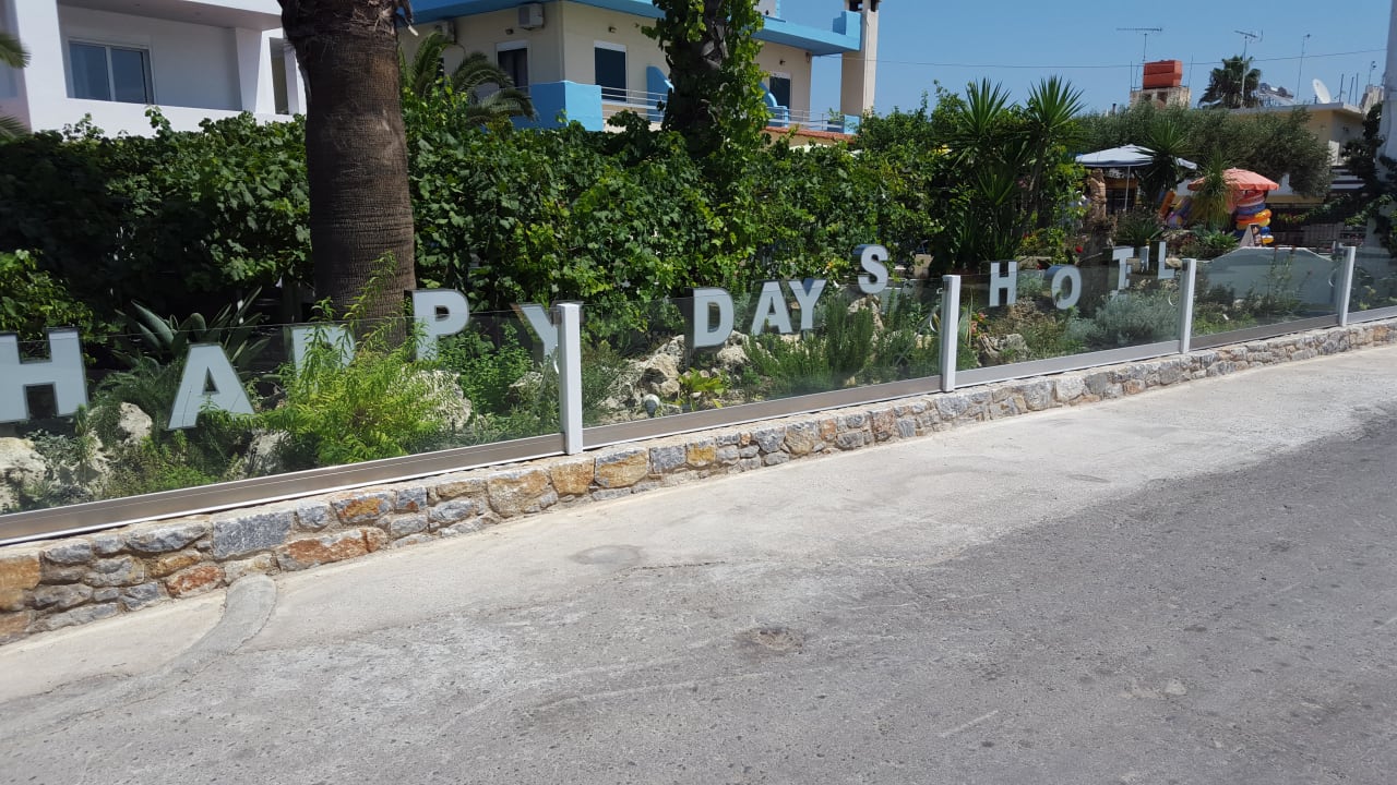 Eingang HARPIN Happy Days Beach Hotel