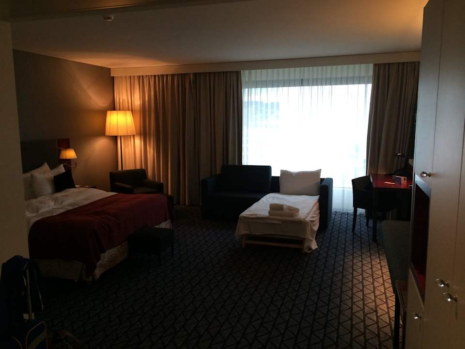 Sofa als drittes Bett I.O. Radisson Blu Hotel Zürich Airport