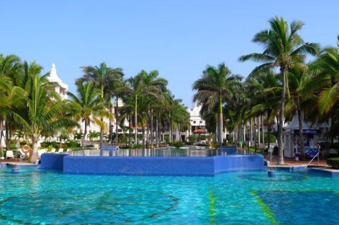 Blick zum Hauptgebäude Hotel Riu Palace Riviera Maya