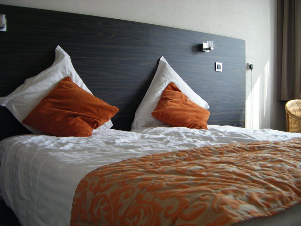 Bett von Zimmer 24 Strandhotel du Bassin