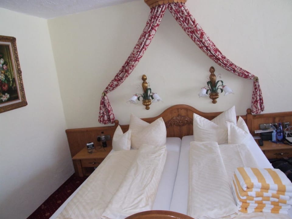 Liebevoll gemachtes Bett Parkhotel Burgmühle