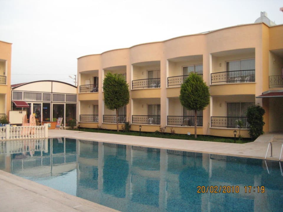 Pool, Innenhof, Rezeption und Teil der Bettenhäuse Sayanora Hotel